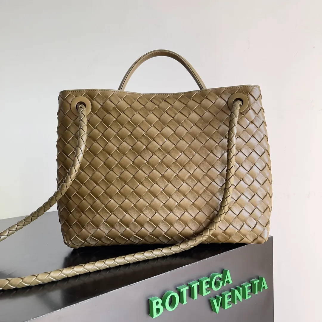 The 2023 new Andiamo batch of 2260 BV has been shipped‼ ️Really popular🔥The new Andiamo woven handbag launched by Bottega Veneta this season is really popular all over the world! ! Celebrities at home and abroad have worn it, and Oscar-winning actress Michelle Yeoh has taken it out on the street. Song Jia, Trai Yara, Yu Feihong, Sanji Ayaka, Rosie Hunting-Whiteley, Yoshioka Riho, etc. have all picked up this bag. It is classic and versatile, showing off its temperament, and the bag capacity is also large, which is very convenient for daily commuting! ! A variety of carrying methods, the shoulder straps can be adjusted by yourself, the original lambskin feels soft and delicate, and the unisex style breaks the gender boundaries and brings a more practical and long-lasting use experience. Andiamo, which has both elegant and casual styles, perfectly interprets the true appearance of "fashionable old money style". Style number: 743572 Size: 32*24*12